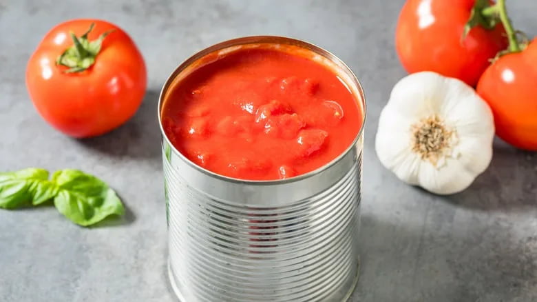 رب گوجه فرنگی قوطی فلزی با بسته بندی مقاوم و مناسب نگهداری طولانی مدت